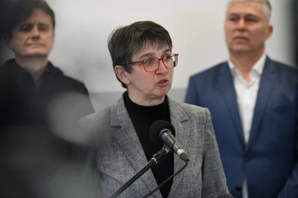 AMBASADORKA NEMAČKE PODELILA IMPRESIJE NAKON OTVARANJA REKONSTRUISANJE GIMNAZIJE U MLADENOVCU: Ovo je simbol pažnje prema obrazovanju u Srbiji! (FOTO)