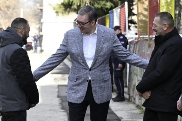 MIŠI I SAŠI UBILI SU DECU DALIBORA, MILANA I KRISTINU: Predsednik Vučić sa roditeljima iz Orašja i Dubone: Koliko sam mogao bio sam uz njih! (FOTO)