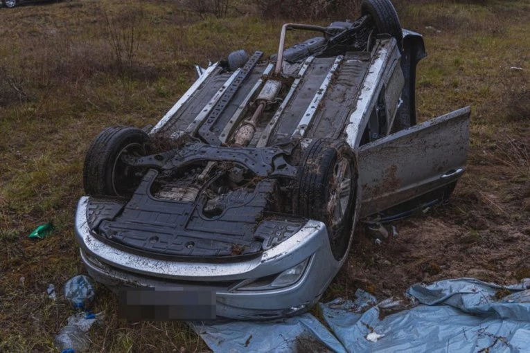 NAJMLAĐEM DETETU SE BORE ZA ŽIVOT! Samohrani otac doživeo tešku saobraćajku sa tri maloletne ćerke