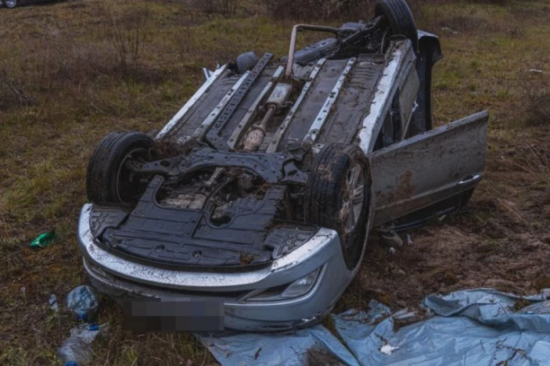 NAJMLAĐEM DETETU SE BORE ZA ŽIVOT! Samohrani otac doživeo tešku saobraćajku sa tri maloletne ćerke