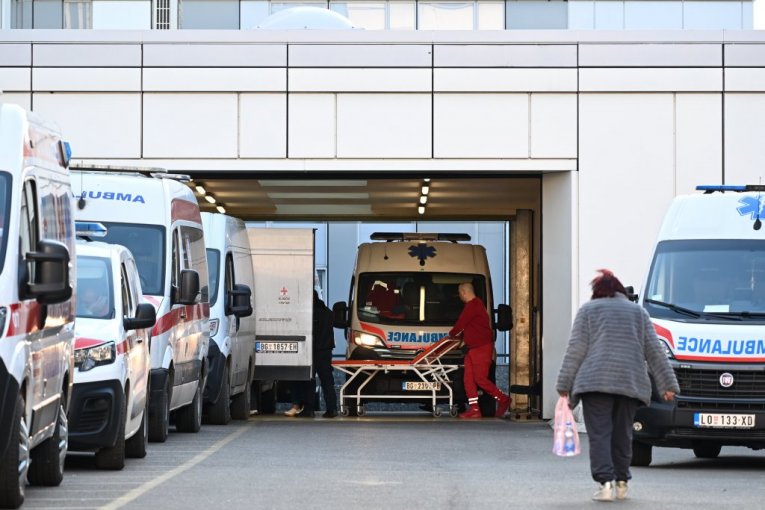 TEŠKO POVREĐENO DETE U POŽARU U BANJALUCI HELIKOPTEROM TRANSPORTOVANO ZA BEOGRAD! Još tri osobe povređene, drugo dete poginulo!