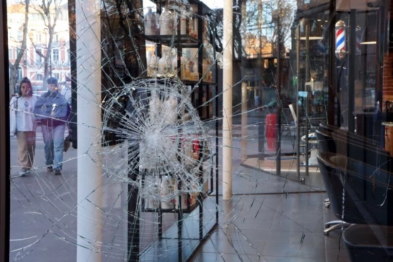 KRVAVI PIR SNIMALI TELEFONOM! Bacili granatu na salon lepote u centru grada, pa sve objavili na mrežama: Među povređenima i DETE (5)! (VIDEO)