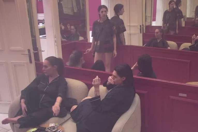 Hana se poverava Mini