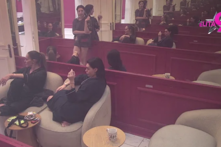 Hana se poverava Mini