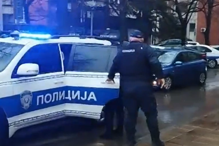 UŽAS U PARKU NA NOVOM BEOGRADU! Muškarac se prvo dodirivao po intimnim delovima tela pred decom, pa jednog dečaka udaro