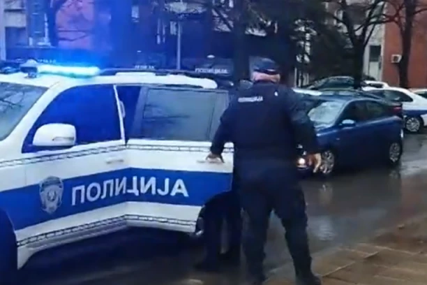 UŽAS U PARKU NA NOVOM BEOGRADU! Muškarac se prvo dodirivao po intimnim delovima tela pred decom, pa jednog dečaka udaro