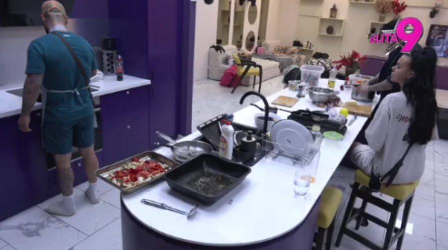 KARAMBOL U CIK ZORE, UČESNIK "ELITE" UPAO GOLOJ ANITI U TOALET! Obelodanjen šok-snimak, njena reakcija će vas ostaviti u neverici!