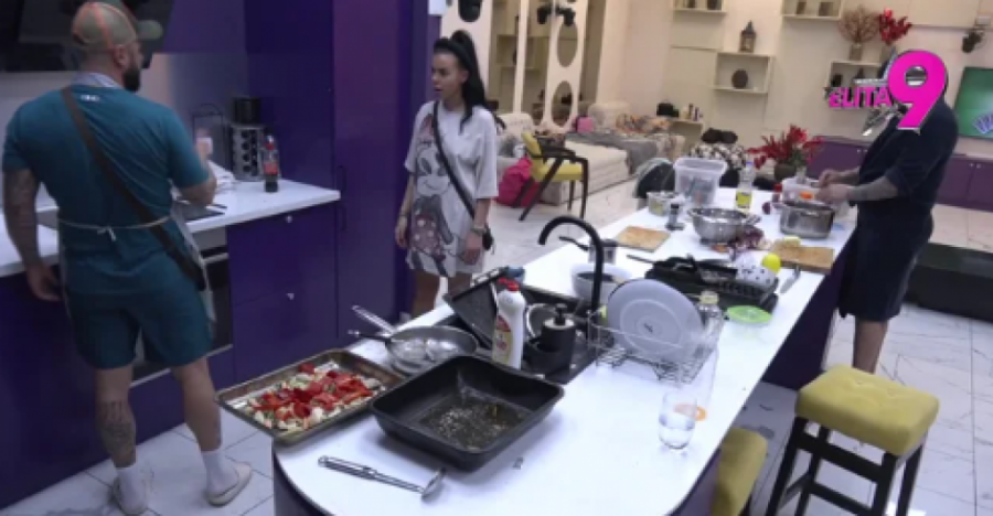 KARAMBOL U CIK ZORE, UČESNIK "ELITE" UPAO GOLOJ ANITI U TOALET! Obelodanjen šok-snimak, njena reakcija će vas ostaviti u neverici!