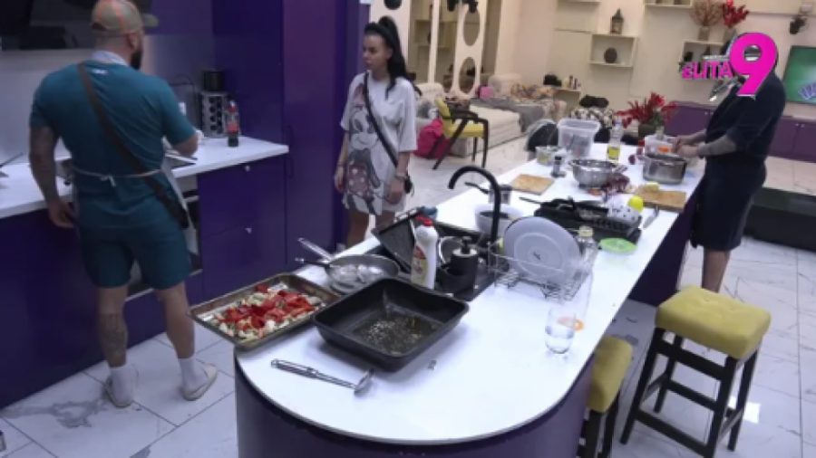 KARAMBOL U CIK ZORE, UČESNIK "ELITE" UPAO GOLOJ ANITI U TOALET! Obelodanjen šok-snimak, njena reakcija će vas ostaviti u neverici!