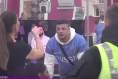 MOMENTALNI PREKID PROGRAMA U ELITI - Obezbeđenje ULETELO u kuću, voditelju POZLILO od scene! (FOTO)