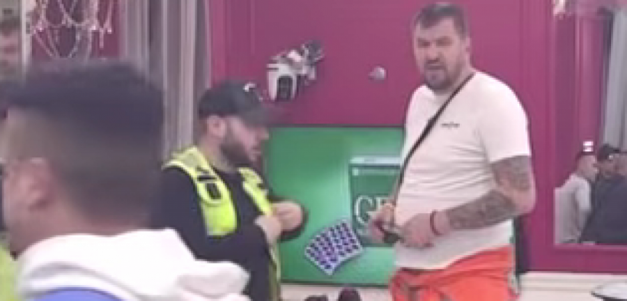 MOMENTALNI PREKID PROGRAMA U ELITI - Obezbeđenje ULETELO u kuću, voditelju POZLILO od scene! (FOTO)