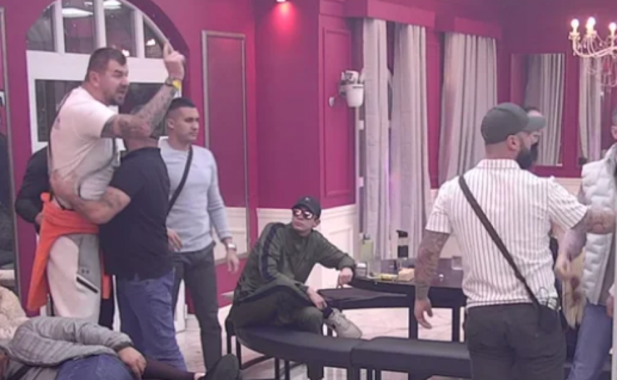 MOMENTALNI PREKID PROGRAMA U ELITI - Obezbeđenje ULETELO u kuću, voditelju POZLILO od scene! (FOTO)