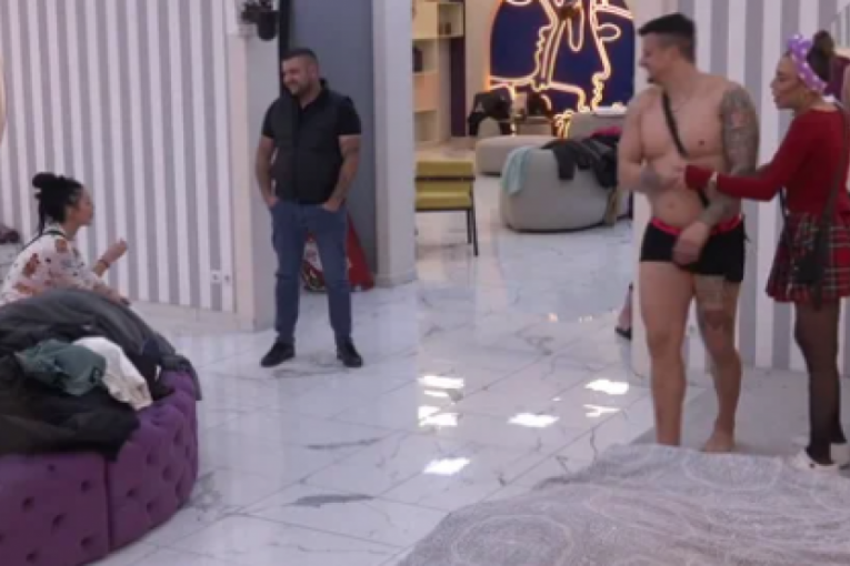 Asmin Durdžić hodi Maju Marinković