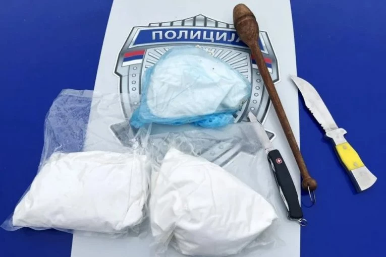 U KOLIMA IMALI SKORO TRI KILOGRAMA DROGE, NOŽEVE I PALICU! MUP otkrio detalje o hapšenju dilera na Novom Beogradu!