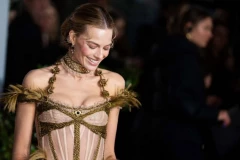 NAJLEPŠA GLUMICA NA SVETU GRMI u korsetu i mini-suknji: Ipak, jedan neobičan detalj ukrao je šou, niko ne trepće! (FOTO)