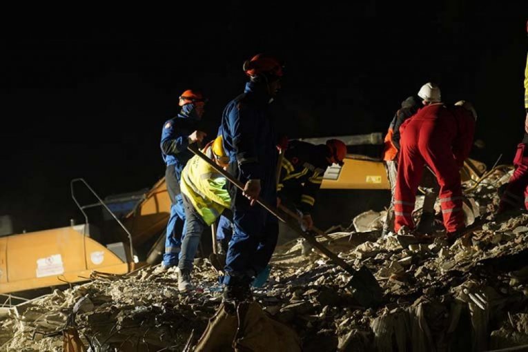 BUILDING COLLAPSED IN THE CITY CENTER! Severely injured people are being rescued, and it is feared that about 20 more people are trapped under the rubble! (PHOTO, VIDEO)