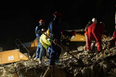 SRUŠILA SE ZGRADA U CENTRU GRADA! Izvlače teško povređene, a strahuje se da je još oko 20 ljudi ostalo zarobljeno ispod ruševina! (FOTO, VIDEO)