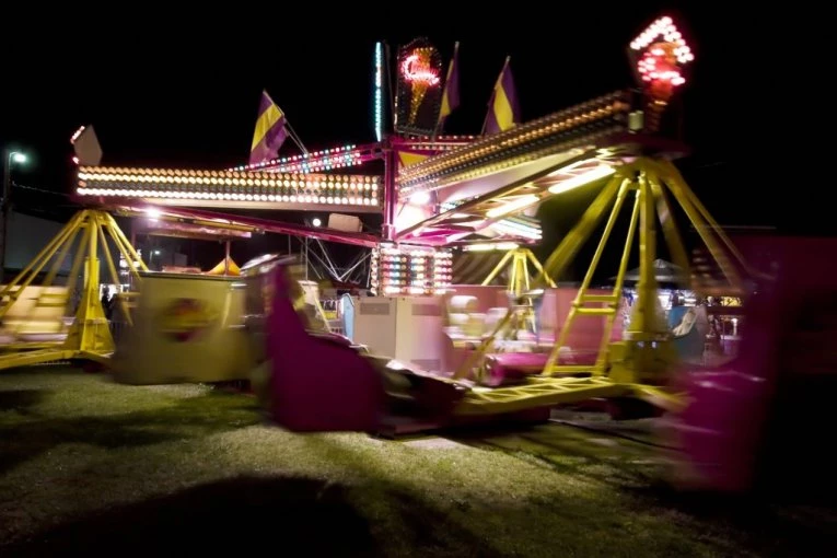 HEROJ POGINUO NA VAŠARU SMRTI: Policajac video da se vrteška ruši i krenuo da spasava decu, konstrukcija ga SRAVNILA SA ZEMLJOM! (FOTO, VIDEO)