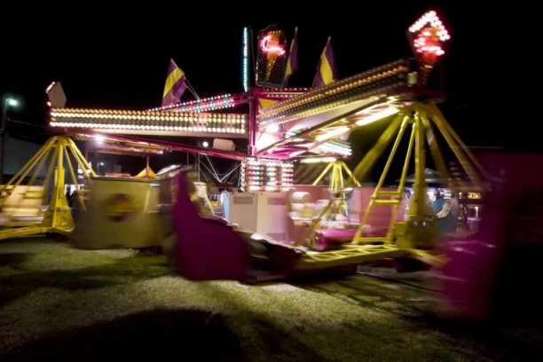 HEROJ POGINUO NA VAŠARU SMRTI: Policajac video da se vrteška ruši i krenuo da spasava decu, konstrukcija ga SRAVNILA SA ZEMLJOM! (FOTO, VIDEO)