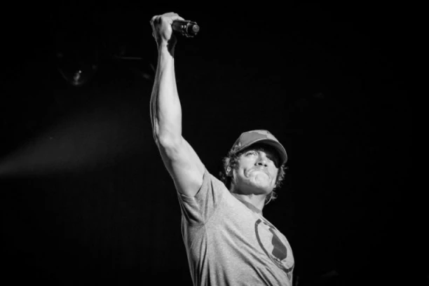 SLAVNI PEVAČ UMRO POSLE DUGE BORBE S RAKOM! Ceo svet tuguje za njim!