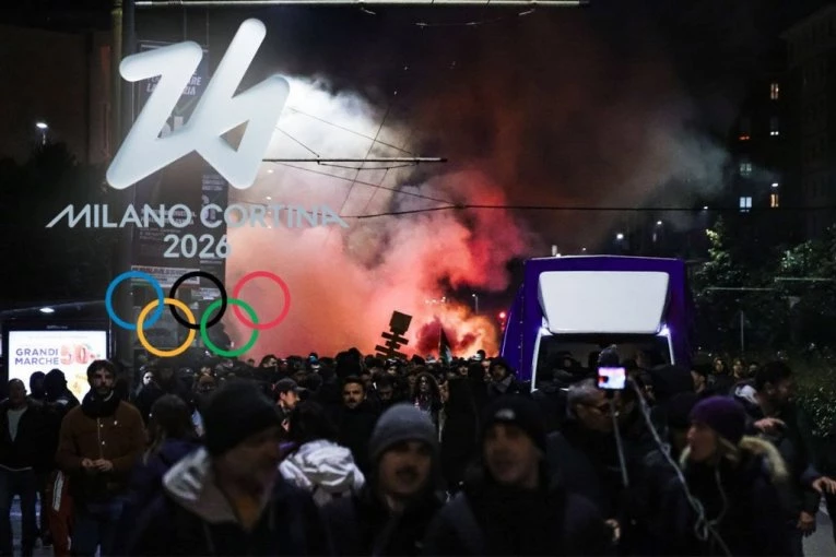 BAKLJE NA POLICIJU, LETELI SUZAVCI I VODENI TOPOVI! Haos u Milanu - dok jedni slave sport, 10.000 Italijana bojkotuje Olimpijadu!