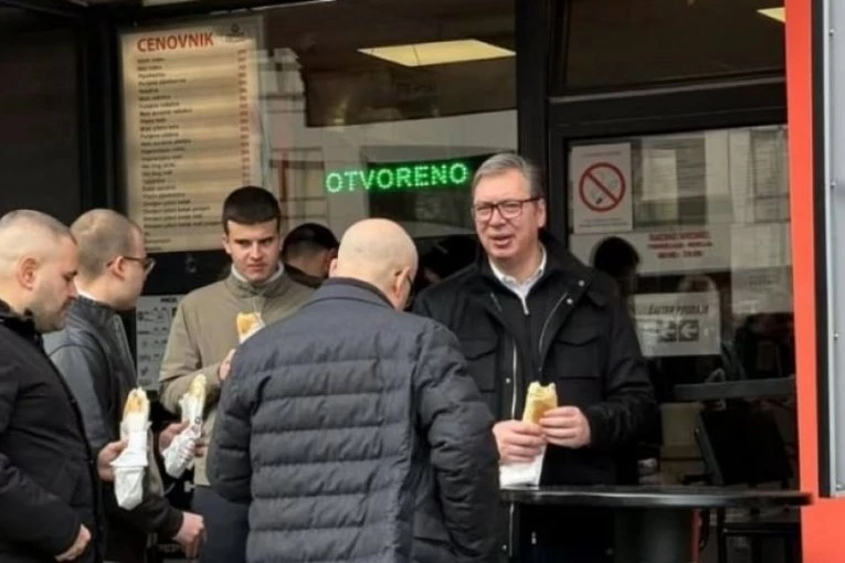 JUTARNJI SENDVIČ S MILOŠEM I NJEGOVIM SINOVIMA! Vučić u Novom Sadu: Sad zajedno među Krajišnike! Predsednik otvorio 7. zavičajni sajam! (FOTO)