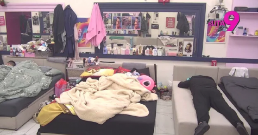 DA SE NAJEŽIŠ - ASMIN DURDŽIĆ OVO URADIO DOK MAJA SPAVA: Scena obišla internet, svi se pitaju da li je ovo realno!