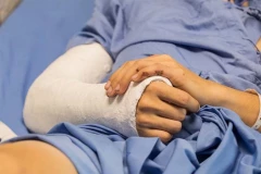 DRAMA NAKON OTVARANJA OLIMPIJSKIH IGARA: Supruga grčkog premijera hitno operisana u Atini, povredila obe ruke tokom boravka u Italiji!