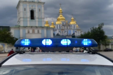 KRVAVA MAKLJAŽA KOD SVETINJE! Više od 50 pijanih ljudi se mlatilo ispred crkve! Klupe i inventar leteli na sve strane, dok je sveštenik u šoku posmatrao užas!