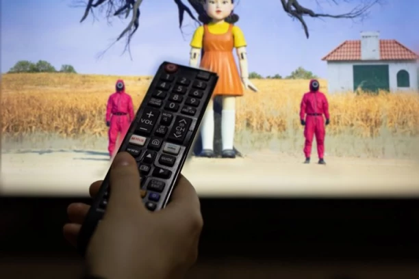 SMRTNA KAZNA ZBOG POPULARNE SERIJE! Deca završavaju pred streljačkim strojem zbog televizijskih i muzičkih hitova dok povlašćeni plaćaju bogatstvo da bi preživeli!