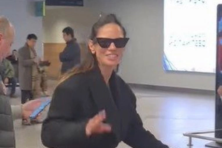 DANIJELA DIMITROVSKA PRVI PUT U JAVNOSTI NAKON TAJNOG VENČANJA! Vodteljka ne skida osmeh s lica - JEDAN DETALJ SVI KOMENTARIŠU! (VIDEO)