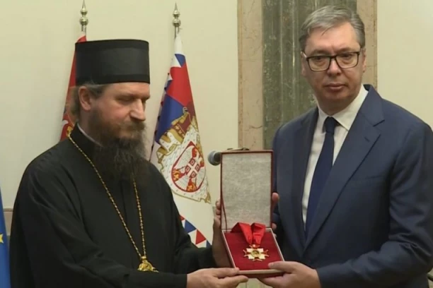 PREDSEDNIKU VUČIĆU URUČEN ORDEN ZA DOBROČINSTVO! Priznanje mu predao episkop bihaćko-petrovački Sergije! (VIDEO)