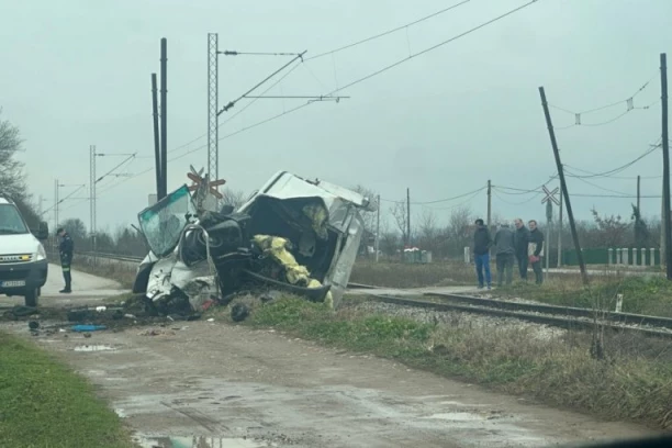 BIO JE NA POLA PRELAZA KADA JE UOČIO VOZ! Očevici otkrili detalje stravičnog sudara kod Čačka u kom je stradao vozač kombija: "DA JE SAMO DODAO GAS..."