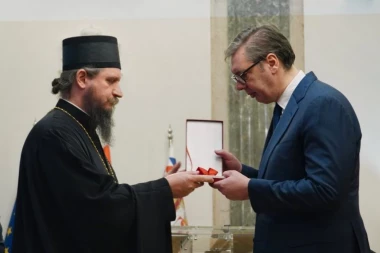 BIĆETE UPISANI ZLATNIM SLOVIMA U KRAJIŠKU ISTORIJU! Episkop bihaćko-petrovački Sergije održao besedu na uručenju ordena predsedniku Vučiću! (VIDEO)
