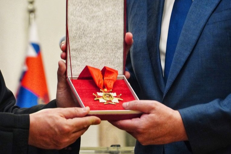 Predsedniku Vučiću uručen Orden Novomučenika bihaćko-petrovačkih
