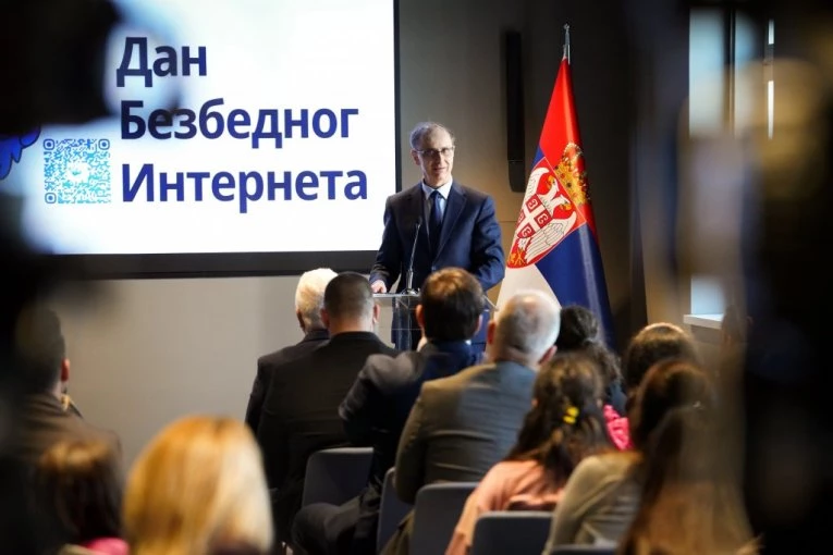 PREMIJER MACUT O VAŽNOJ TEMI: Država veoma ozbiljno shvata pitanje bezbednosti dece na internetu! (FOTO)