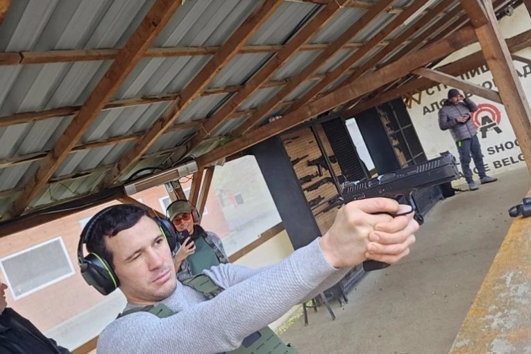 BORISLAV NIKOLIĆ REŠETAO NA STRELIŠTU, PA POSLAO PORUKU PROTIVNIKU: Dobiće na dan zaljubljenih poljubac u slepočnicu! (VIDEO)