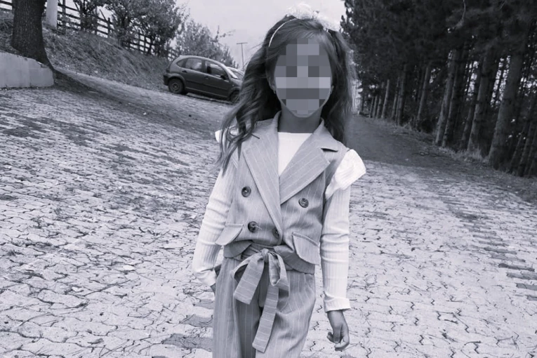 OVO JE MALA EMA (4) KOJA JE UMRLA POSLE RUTINSKE OPERACIJE KRAJNIKA! Majka joj očajna - "ŽELIMO ISTINU, KAKO SMO OSTALI BEZ DETETA"!