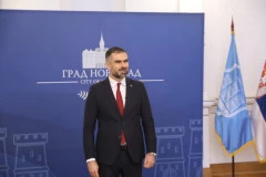 "SVESNO PREŠLA CRVENU LINIJU UVLAČENJEM TUĐE PORODICE U POLITIČKI OBRAČUN"! Mićin o Marinikinoj tužbi protiv Vučevića - "SRAMNO I NEMORALNO"!