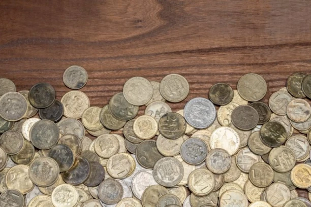 DA LI TRGOVCI IMAJU PRAVO DA ODBIJU PLAĆANJE VELIKOM KOLIČINOM KOVANICA: Odgovor će vas iznenaditi - SITNINA VREDI VIŠE NEGO ŠTO MISLITE!