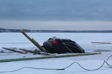 DVOJE MRTVIH, DVOJE JEDVA PREŽIVELO! Automobil propao kroz led na jezeru, juče u istoj vodi poginuo i DEČAK