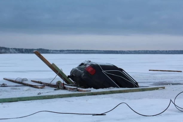 DVOJE MRTVIH, DVOJE JEDVA PREŽIVELO! Automobil propao kroz led na jezeru, juče u istoj vodi poginuo i DEČAK