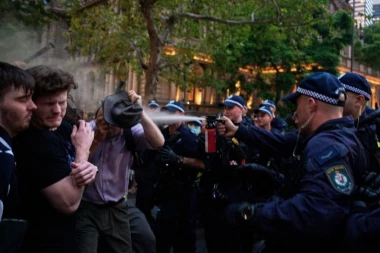 ULICE PRETVORENE U BOJNO POLJE! Sukob policije i demonstranata - SUZAVAC, HAPŠENJA I HAOS zbog izraelskog predsednika! (FOTO, VIDEO)