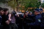 ULICE PRETVORENE U BOJNO POLJE! Sukob policije i demonstranata - SUZAVAC, HAPŠENJA I HAOS zbog izraelskog predsednika! (FOTO, VIDEO)