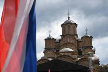 NOVA, OPASNA, IGRA PRIŠTINE SRPSKIM SVETINJAMA: Ko "brani" Gračanicu od njenih čuvara