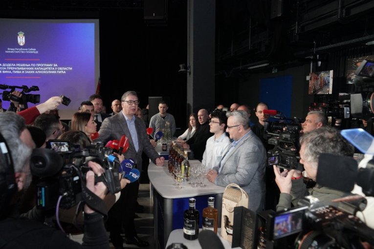 Predsednik obišao štandove