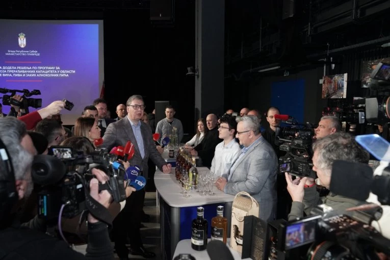 BEZ KINE NEMA SPASA ZA SRPSKO VINARSTVO! Vučić poslao poruku svim proizvođačima: Moramo da izvozimo 15–20 miliona boca godišnje ili nema budućnosti (VIDEO)