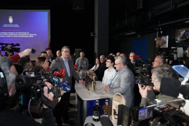 BEZ KINE NEMA SPASA ZA SRPSKO VINARSTVO! Vučić poslao poruku svim proizvođačima: Moramo da izvozimo 15–20 miliona boca godišnje ili nema budućnosti (VIDEO)