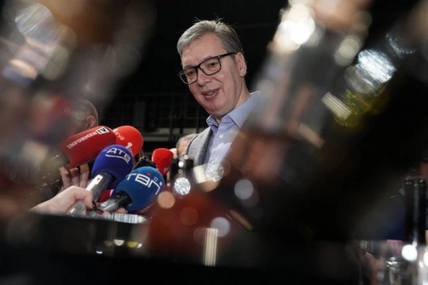 ŠTO BI REKLI NAŠI PROTIVNICI, BAŠ SMO IZOLOVANI! Vučić obišao štandove srpskih proizvođača pića, pa objasnio naredne korake u borbi za našu Srbiju (VIDEO)