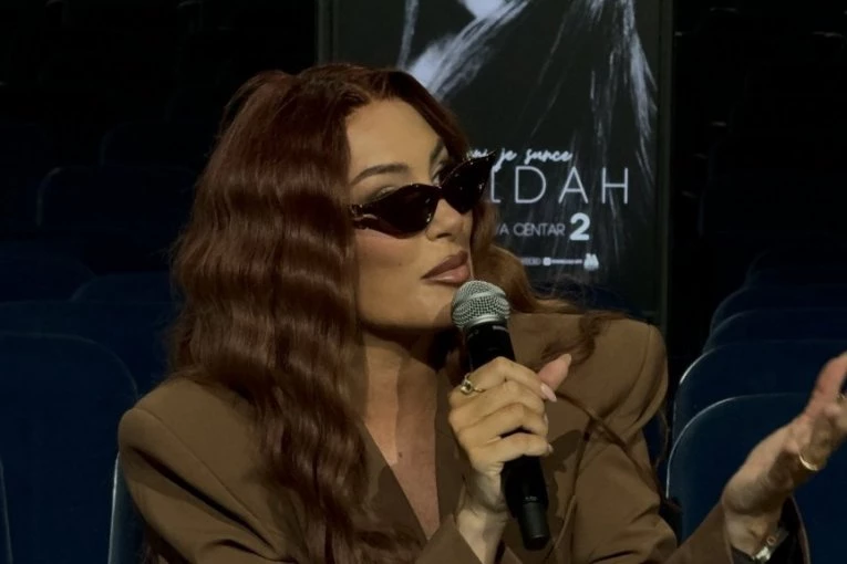 FOTOGRAFIJA POTPUNO GOLE SENIDE UGLEDALA SVETLOST DANA: Niste spremni za ovo, sadržaj se deli munjevitom brzinom! (FOTO)